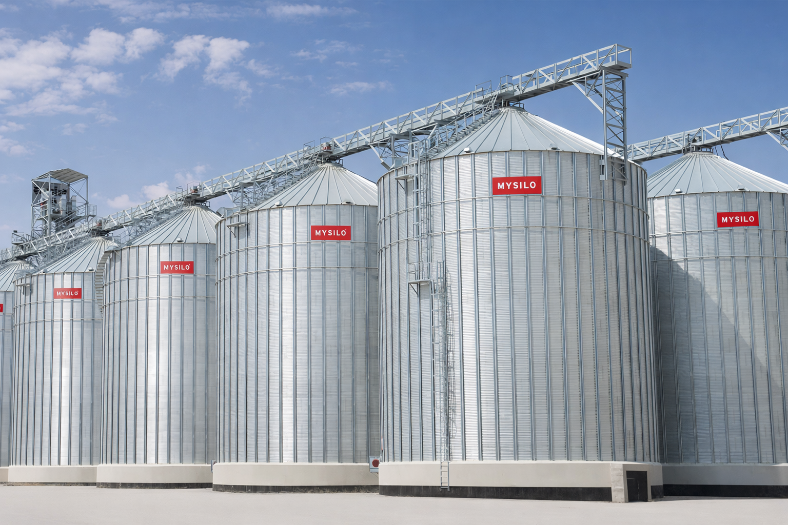 Fila de silos metálicos de fondo plano conectados por transportadores elevados